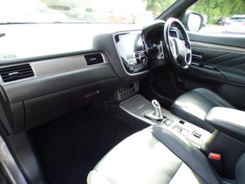 Mitsubishi Outlander 2.4h TwinMotor 13.8kWh 4h CVT 4WD Euro 6 (s/s) 5dr