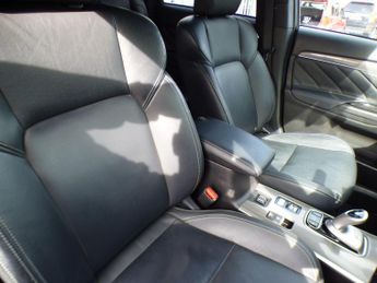 Mitsubishi Outlander 2.4h TwinMotor 13.8kWh 4h CVT 4WD Euro 6 (s/s) 5dr