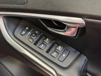 Volvo V40 1.5 T3 R-Design Nav Plus Hatchback 5dr Petrol Auto - 8 SERVICES 
