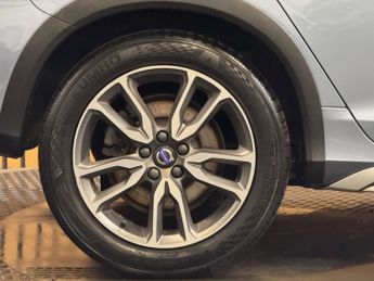 Volvo V60 2.4 D4 Lux Nav Estate 5dr Diesel Auto AWD - 9 VOLVO SERVICES -