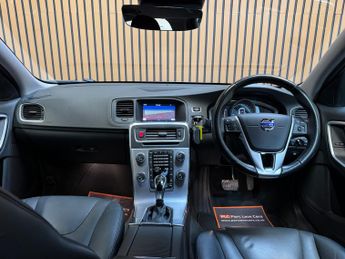 Volvo V60 2.4 D4 Lux Nav Estate 5dr Diesel Auto AWD - 9 VOLVO SERVICES -