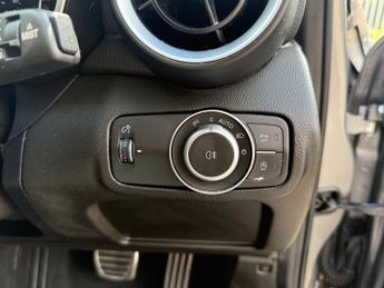 Alfa Romeo Giulia 2.0T Nero Edizione Saloon 4dr Petrol Auto Euro 6 (s/s) (200 ps)