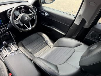 Alfa Romeo Giulia 2.0T Nero Edizione Saloon 4dr Petrol Auto Euro 6 (s/s) (200 ps)