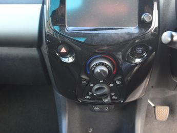 Peugeot 108 1.2 VTi PureTech Allure Hatchback 5dr Petrol Manual Euro 5 (82 p