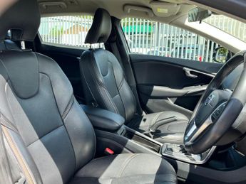 Volvo V40 Cross Country 2.0 D2 Lux Hatchback 5dr Diesel Auto Euro 6 (s/s) (120 ps)