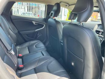 Volvo V40 Cross Country 2.0 D2 Lux Hatchback 5dr Diesel Auto Euro 6 (s/s) (120 ps)