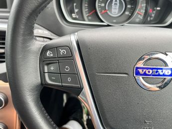 Volvo V40 Cross Country 2.0 D2 Lux Hatchback 5dr Diesel Auto Euro 6 (s/s) (120 ps)