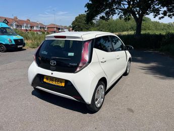 Toyota Aygo 1.0 VVT-i x-play Hatchback 5dr Petrol Manual Euro 5 Euro 5 (68 p