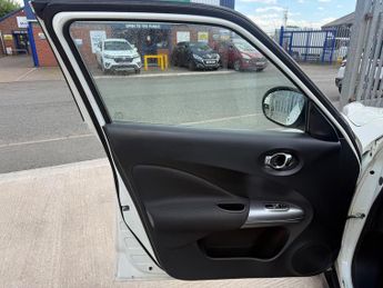 Nissan Juke 1.6 Tekna SUV 5dr Petrol CVT Euro 5 (117 ps)