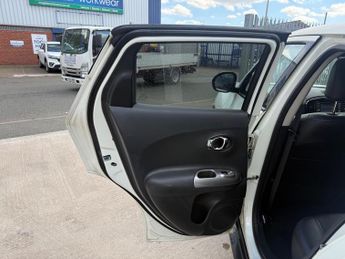 Nissan Juke 1.6 Tekna SUV 5dr Petrol CVT Euro 5 (117 ps)