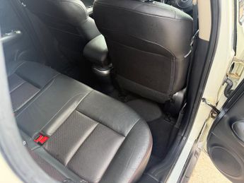 Nissan Juke 1.6 Tekna SUV 5dr Petrol CVT Euro 5 (117 ps)