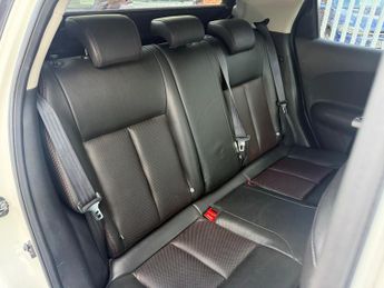Nissan Juke 1.6 Tekna SUV 5dr Petrol CVT Euro 5 (117 ps)