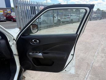 Nissan Juke 1.6 Tekna SUV 5dr Petrol CVT Euro 5 (117 ps)