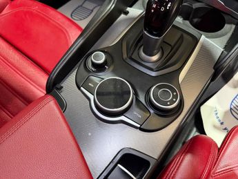 Alfa Romeo Giulia 2.2 TD Speciale Saloon 4dr Diesel Auto Euro 6 (s/s) (180 ps)