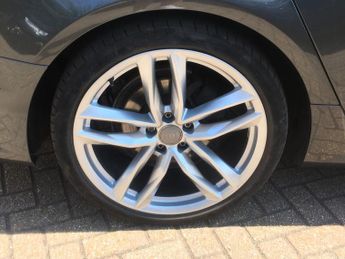 Audi A6 Avant 2.0 TDI ultra Black Edition Estate 5dr Diesel S Tronic Euro 6 (s