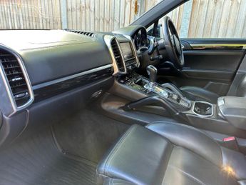 Porsche Cayenne 3.0h V6 S SUV 5dr Petrol Hybrid TiptronicS 4WD Euro 5 (s/s) (380
