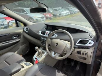 Renault Grand Scenic 1.5 dCi Privilege TomTom MPV 5dr Diesel Manual Euro 4 (106 ps)
