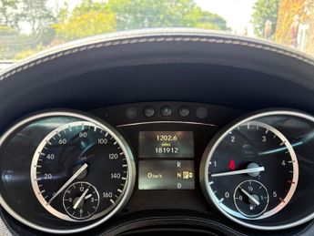 Mercedes-Benz M Class 3.0 ML350 CDI V6 BlueEfficiency Grand Edition (rear entertainmen