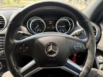 Mercedes-Benz M Class 3.0 ML350 CDI V6 BlueEfficiency Grand Edition (rear entertainmen
