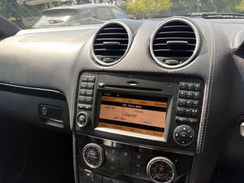 Mercedes-Benz M Class 3.0 ML350 CDI V6 BlueEfficiency Grand Edition (rear entertainmen