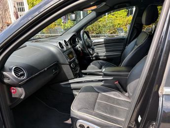 Mercedes-Benz M Class 3.0 ML350 CDI V6 BlueEfficiency Grand Edition (rear entertainmen
