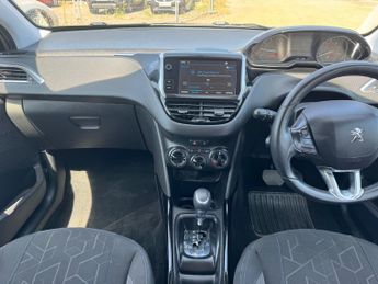 Peugeot 2008 1.2 PureTech Signature SUV 5dr Petrol EAT Euro 6 (s/s) (110 ps)