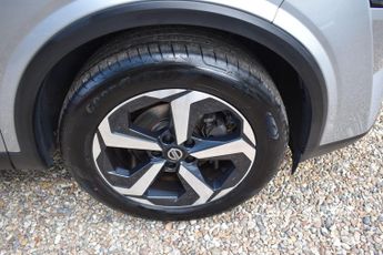 Nissan Qashqai 1.3 DIG-T MHEV N-Connecta XTRON Euro 6 (s/s) 5dr