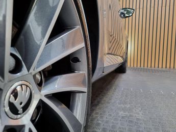 Skoda Superb 2.0 TDI Laurin & Klement Hatchback DSG - ONLY 40000 MILES - AUTO