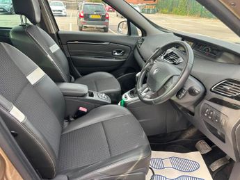 Renault Scenic 1.5 dCi Dynamique TomTom MPV 5dr Diesel EDC Euro 5 (110 ps)
