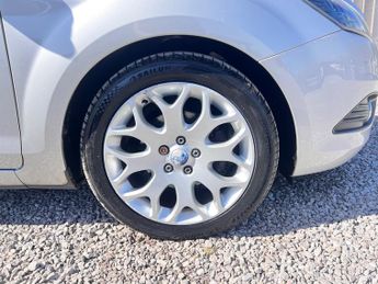Ford Focus 1.6 Zetec Hatchback 5dr Petrol Automatic (184 g/km, 99 bhp)