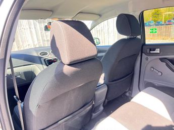 Ford Focus 1.6 Zetec Hatchback 5dr Petrol Automatic (184 g/km, 99 bhp)