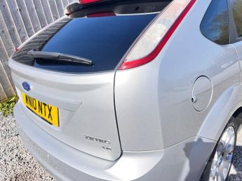 Ford Focus 1.6 Zetec Hatchback 5dr Petrol Automatic (184 g/km, 99 bhp)