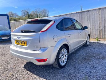 Ford Focus 1.6 Zetec Hatchback 5dr Petrol Automatic (184 g/km, 99 bhp)