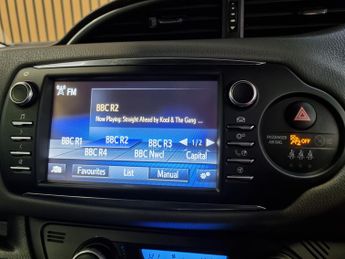 Toyota Yaris 1.5 VVT-h Icon Hatchback 5dr Petrol Hybrid E-CVT - AUTOMATIC - 2