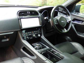 Jaguar F-Pace 2.0 D180 R-Sport Auto AWD Euro 6 (s/s) 5dr