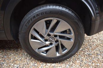 Nissan Qashqai 1.3 DIG-T MHEV Acenta Premium XTRON Euro 6 (s/s) 5dr