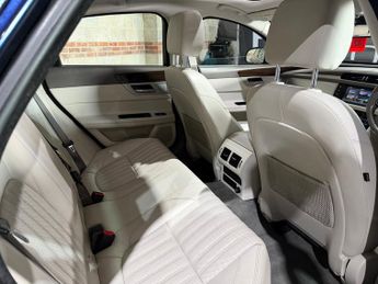 Jaguar XF 2.0d Portfolio Saloon 4dr Diesel Auto Euro 6 (s/s) (180 ps)
