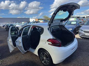 Peugeot 208 1.2 PureTech XS Lime Hatchback 5dr Petrol Manual Euro 6 (82 ps)