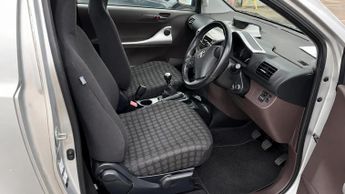Toyota IQ 1.0 VVT-i Hatchback 3dr Petrol Manual Euro 4 (68 bhp) - LONG MOT