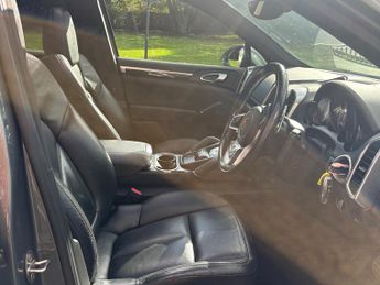 Porsche Cayenne 4.2 TD V8 S SUV 5dr Diesel TiptronicS 4WD Euro 5 (s/s) (385 ps)