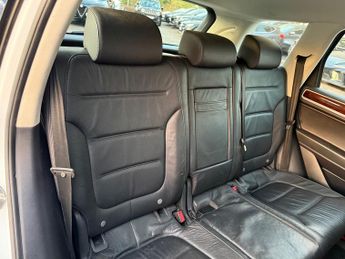 Volkswagen Touareg 3.0 TDI V6 BlueMotion Tech SE SUV 5dr Diesel Tiptronic 4WD Euro 