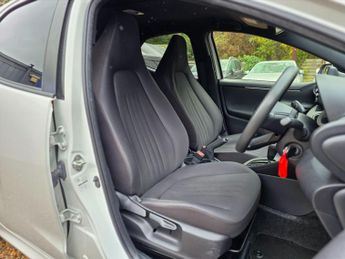 Toyota Yaris 1.5 VVT-h Design Hatchback 5dr Petrol Hybrid E-CVT Euro 6 (s/s) 