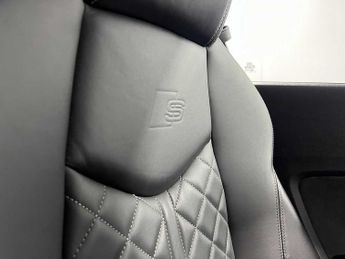 Audi TT S Coup- Black Edition TFSI  306 PS S tronic