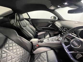 Audi TT S Coup- Black Edition 2.0 TFSI quattro 310 PS S tronic