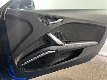 Audi TT S Coup- Black Edition 2.0 TFSI quattro 310 PS S tronic