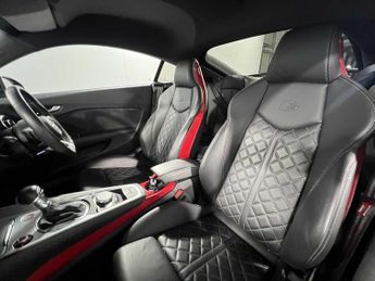 Audi TT S Coup- Black Edition TFSI  320 PS S tronic