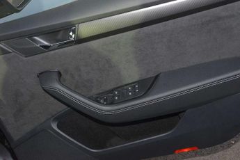 SKODA Superb 1.4 TSI SportLine Plus iV DSG Hatchback