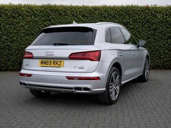 Audi Q5 S line Competition 55 TFSI e quattro 367 PS S tronic