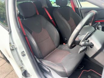 Renault Clio 1.6 TCe Renaultsport Lux Hatchback 5dr Petrol EDC Euro 5 (200 ps