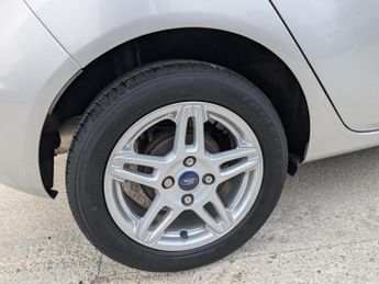 Ford Fiesta 1.6 Zetec Hatchback 5dr Petrol Powershift Euro 5 (105 ps)